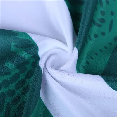 サッカージャージで着用したときに快適さを提供する生地を識別する方法は?